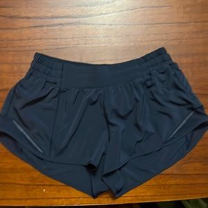 navy lululemon 2.5 inch hotty hot short